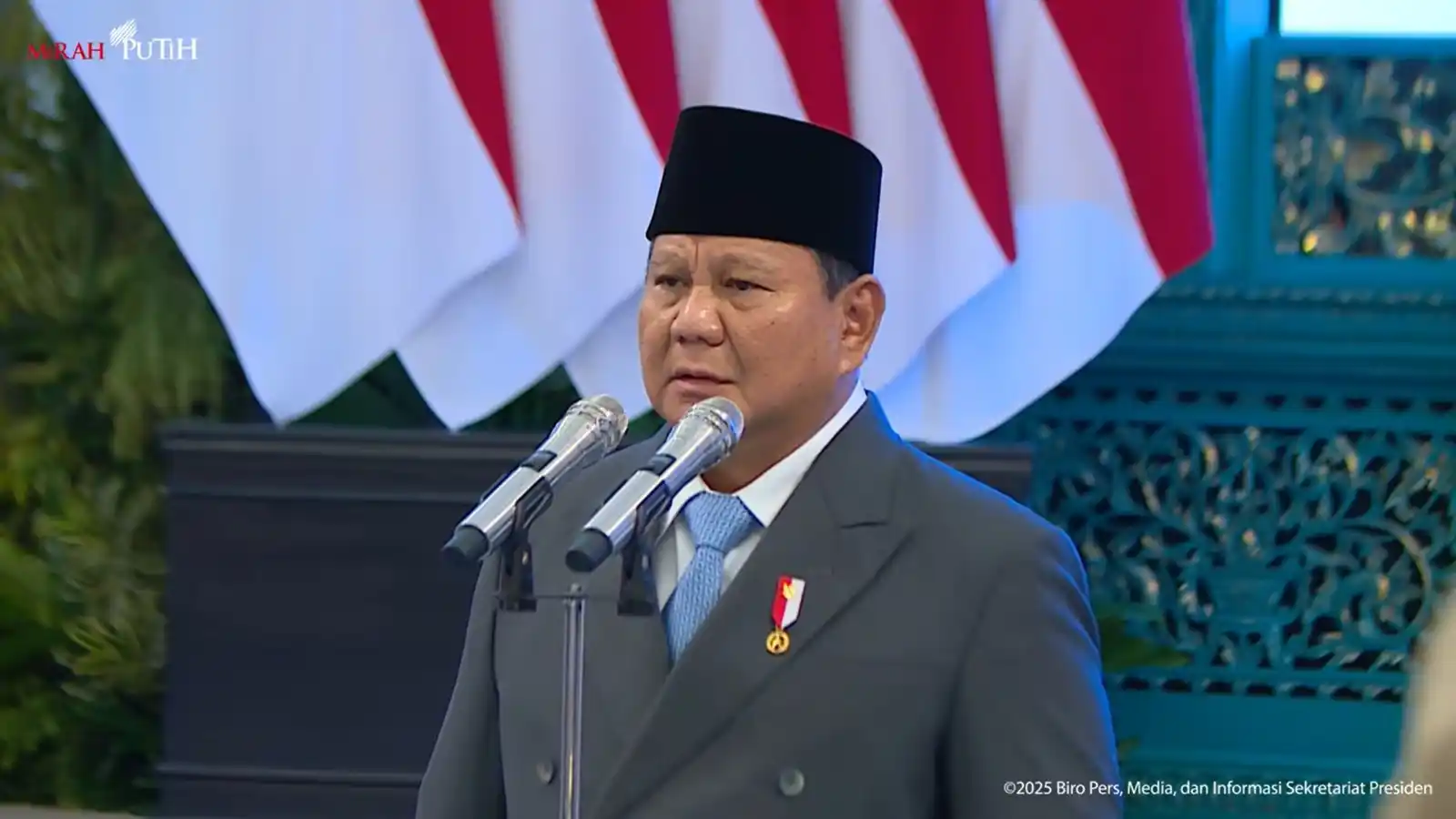 President Prabowo presenting National Hero awards at the State Palace