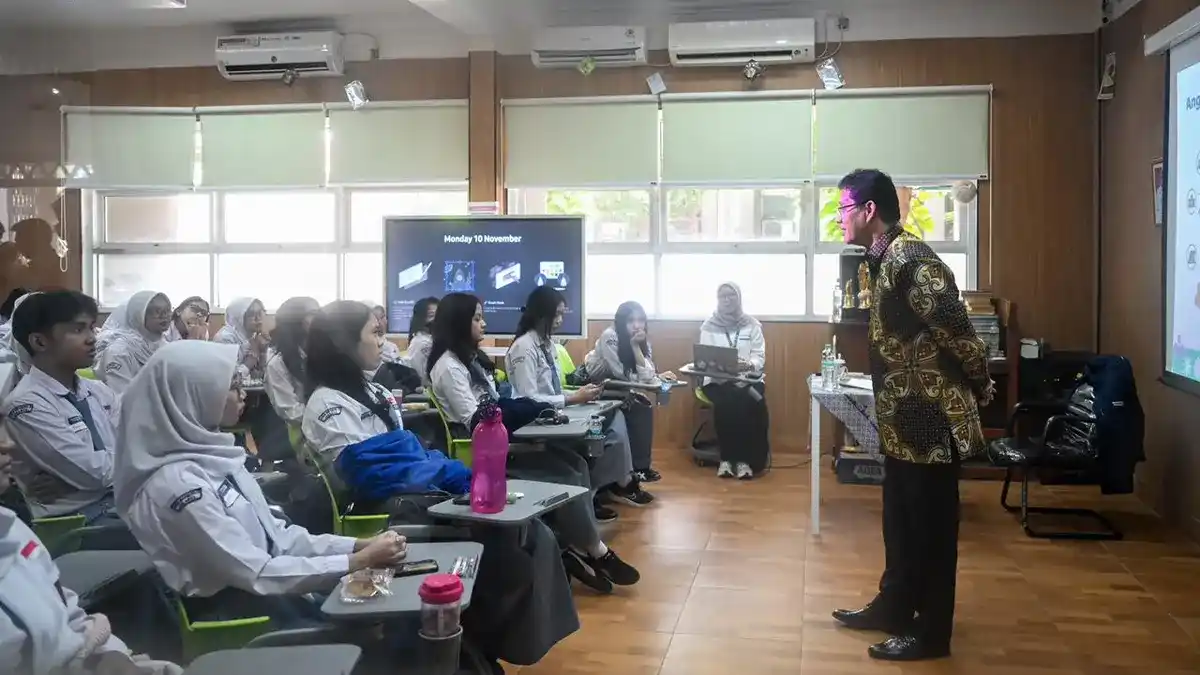 Finance Minister Purbaya teaching APBN concepts to students at SMA 3 Jakarta