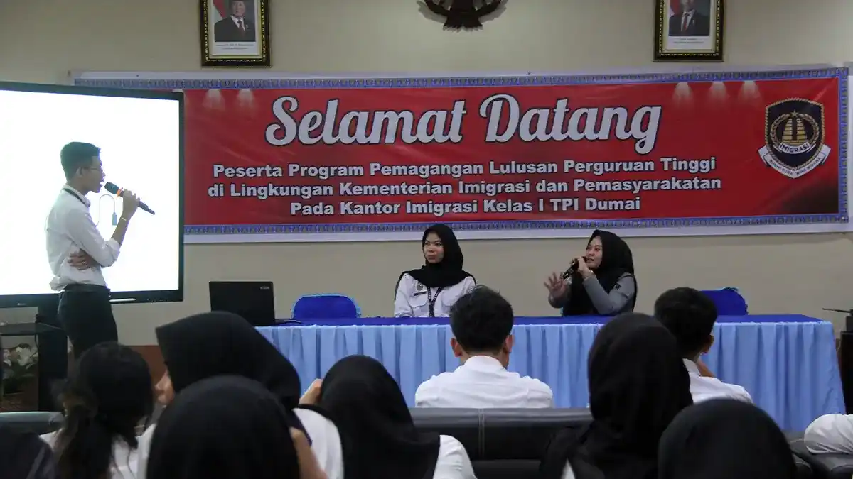 Government officials announcing National Internship batch 2 for fresh graduates