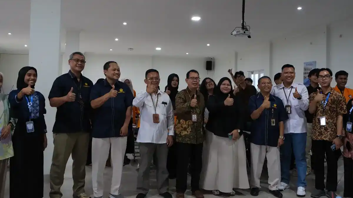DJP Banten officials and Primagraha University representatives signing tax center agreement