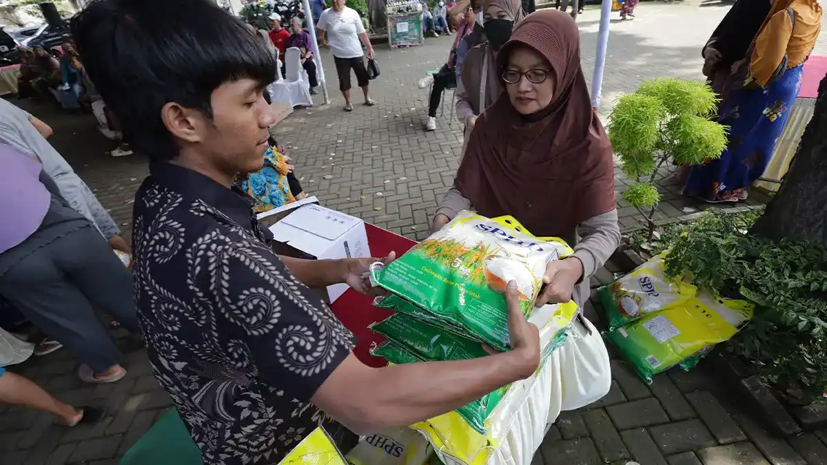 Trade Minister Budi Santoso inspecting market prices
