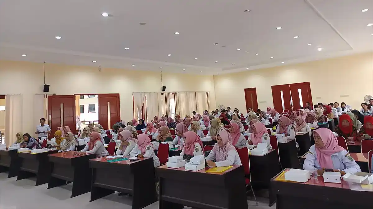 KPP Tulungagung staff presenting Coretax training to teachers