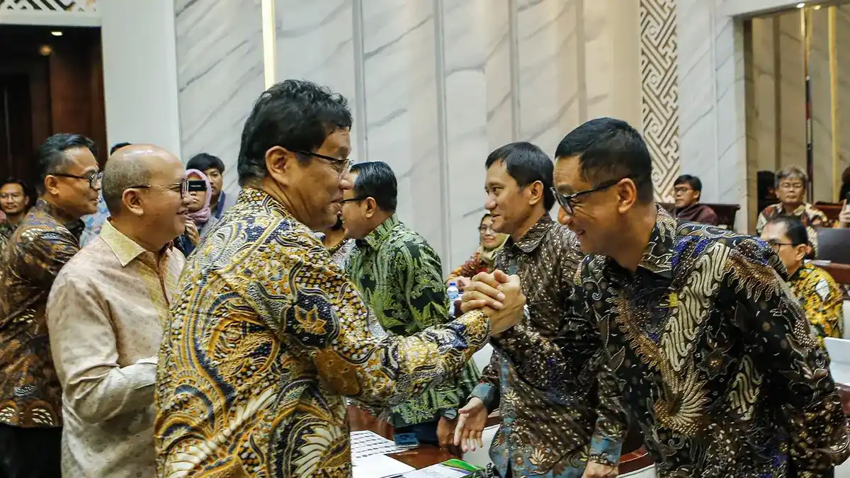 Menteri Keuangan Purbaya Yudhi Sadewa berbicara dalam rapat kerja Komisi XI DPR