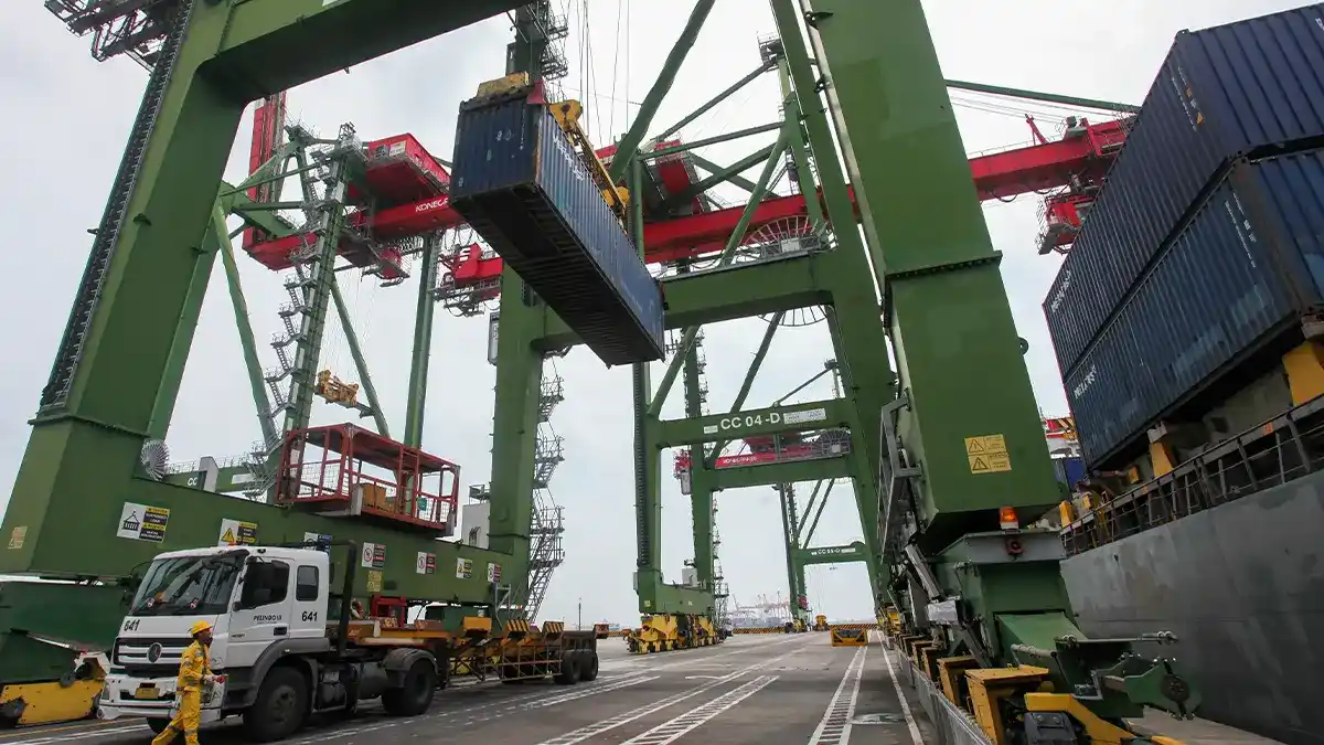 Cargo ship at port illustrating Indonesia‑US trade negotiations