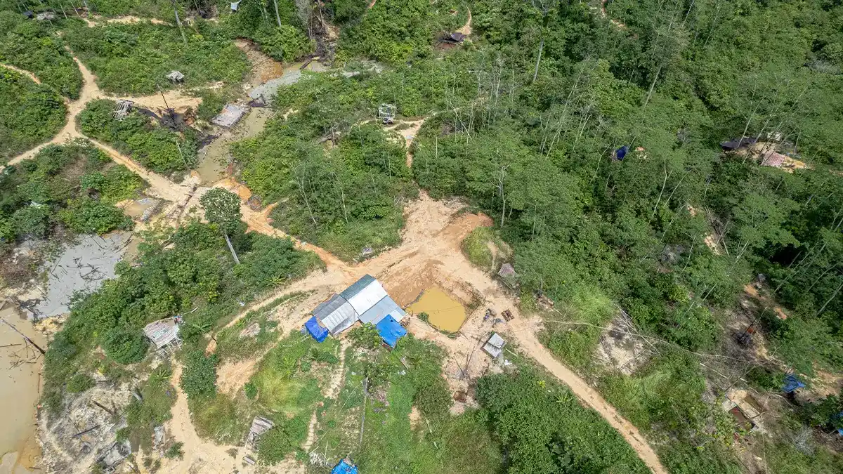 Illustrasi aktivitas pertambangan ilegal di Indonesia