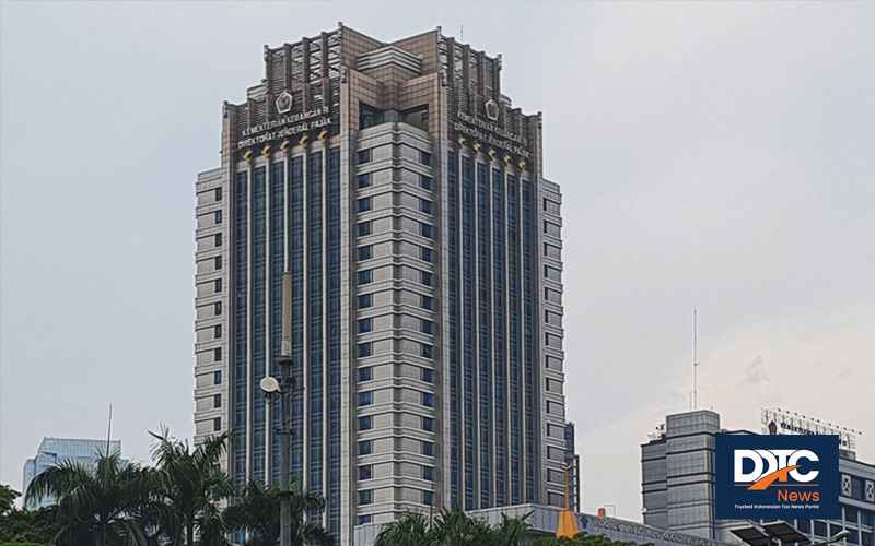 DJP staff reviewing gratuity reports