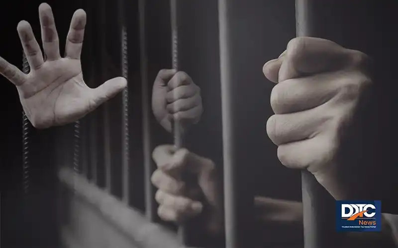 Tax officer escorting a detained taxpayer in Jakarta prison