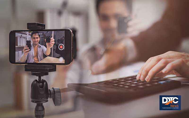 Cha Gyuâgeun speaking at press conference