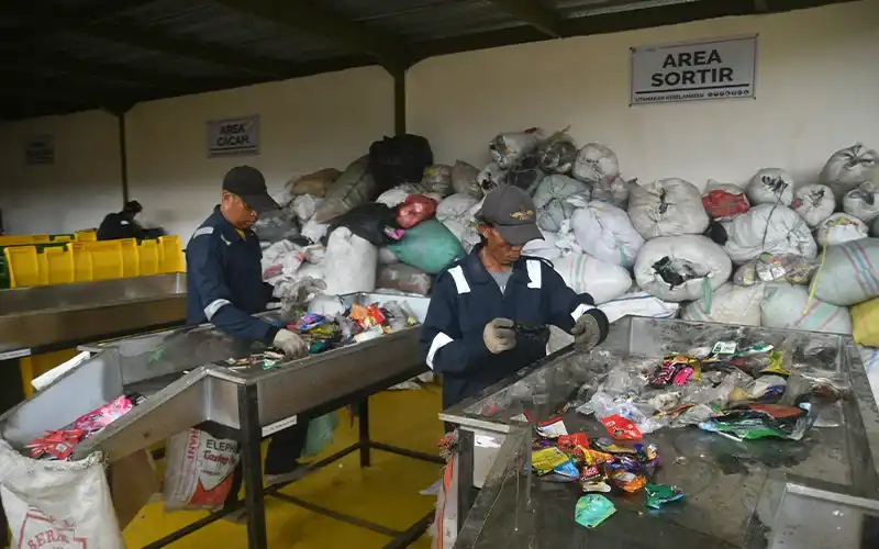 Illustration of KBLI change separating recycling from waste management