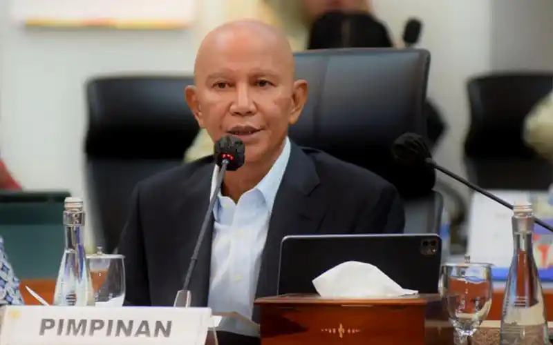 Illustration of DPR members discussing emergency disaster fund