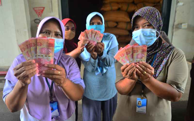 Menteri Sosial Saifullah Yusuf membahas bantuan BLT