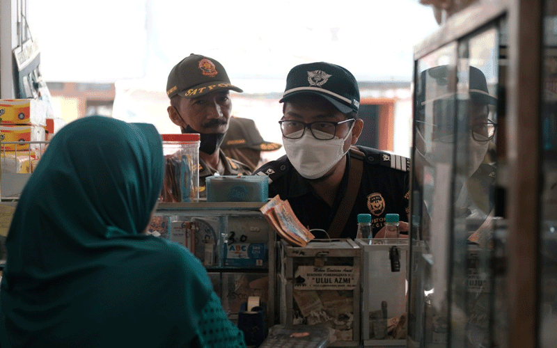 Menteri Keuangan Purbaya Yudhi Sadewa meninjau laporan rokok ilegal