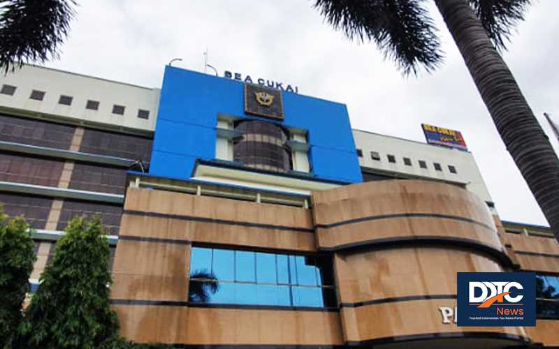 DJBC officials delivering a customs and excise lecture to university students