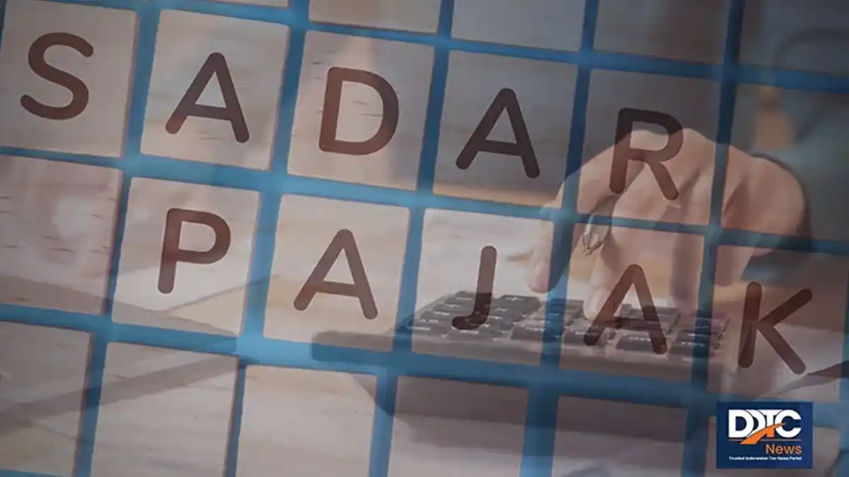 Tax officials presenting awards to compliant taxpayers in Kapuas