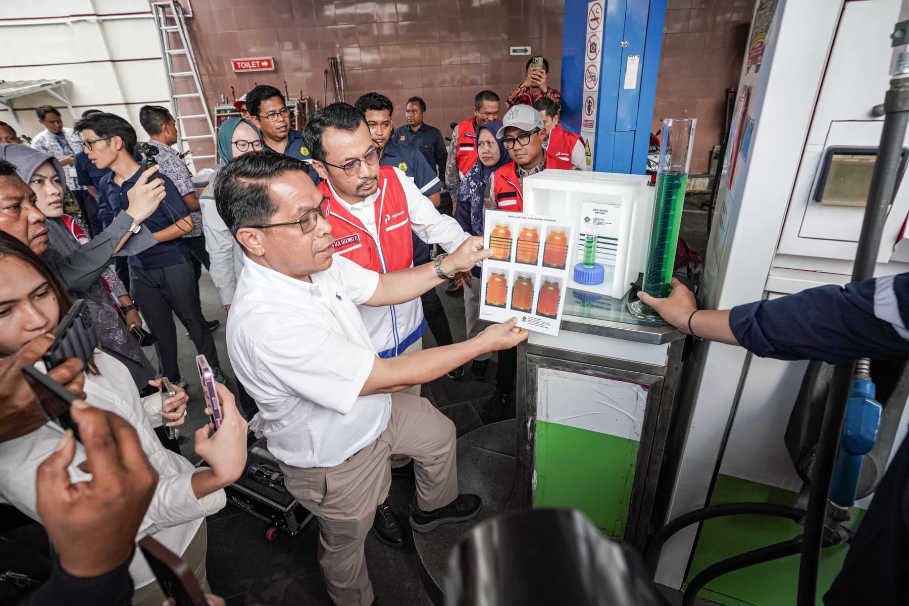 Pertamina CEO and Director General of Oil and Gas inspecting a SPBU in Java
