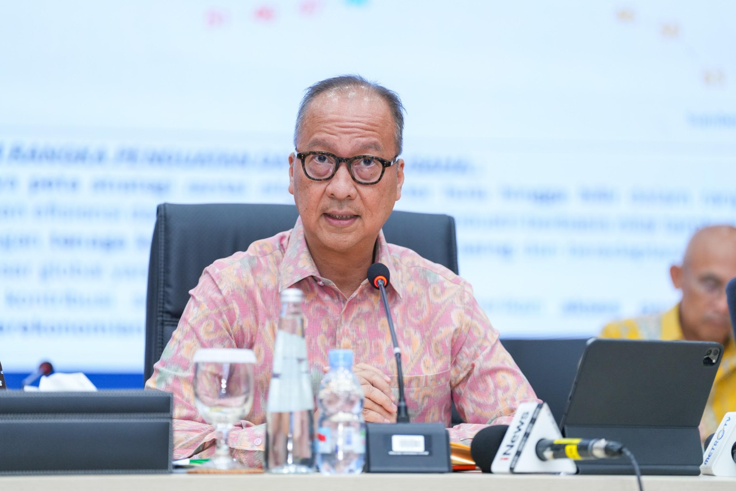 Agus Gumiwang Kartasasmita speaking at industrial sector press conference in Jakarta