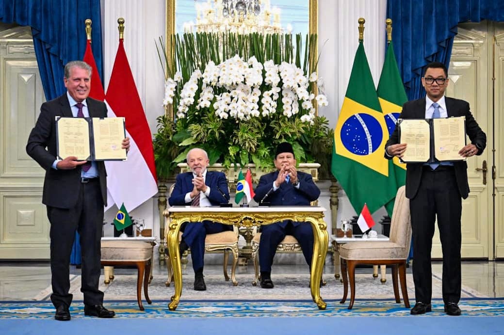 President Lula and Prabowo Subianto signing trade MoU in Jakarta