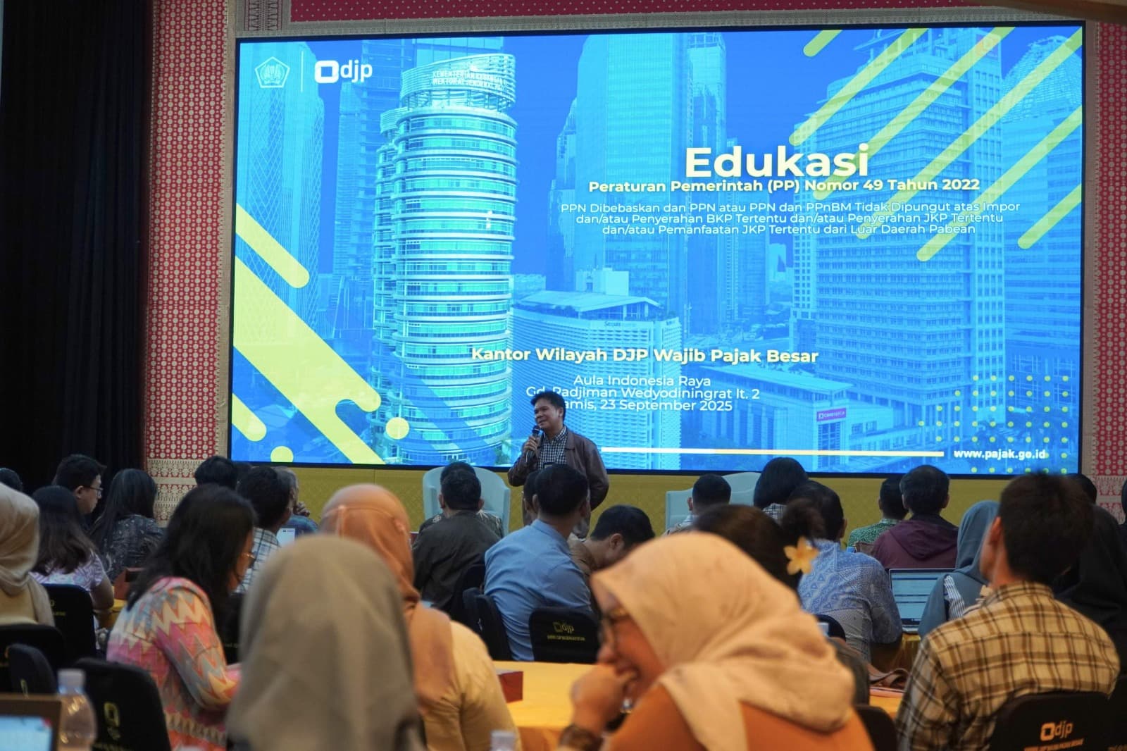 Sesi edukasi pajak dengan perwakilan perusahaan keuangan