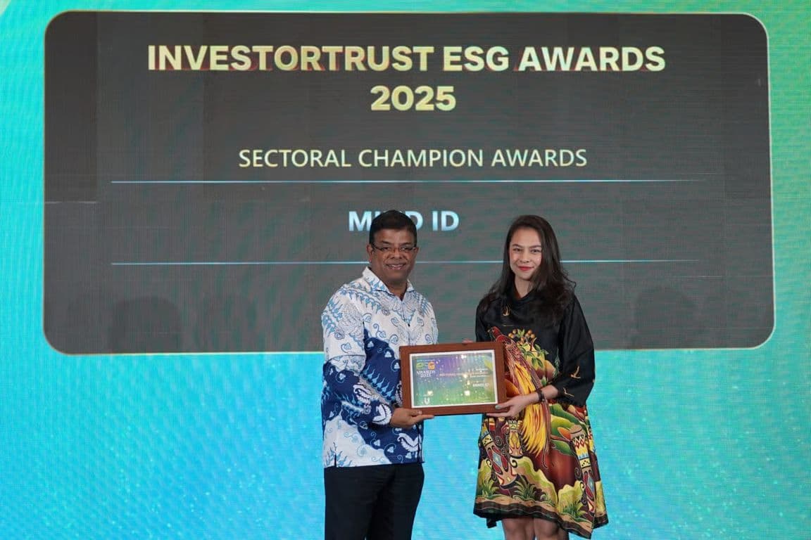 Eksekutif MIND ID menerima ESG Award pada acara