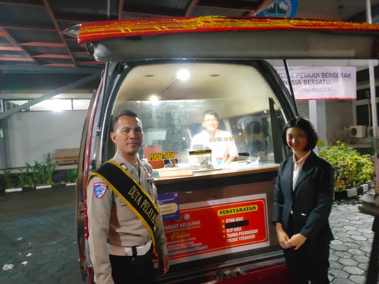 Petugas Samsat Polresta Surakarta melayani pembayaran pajak kendaraan