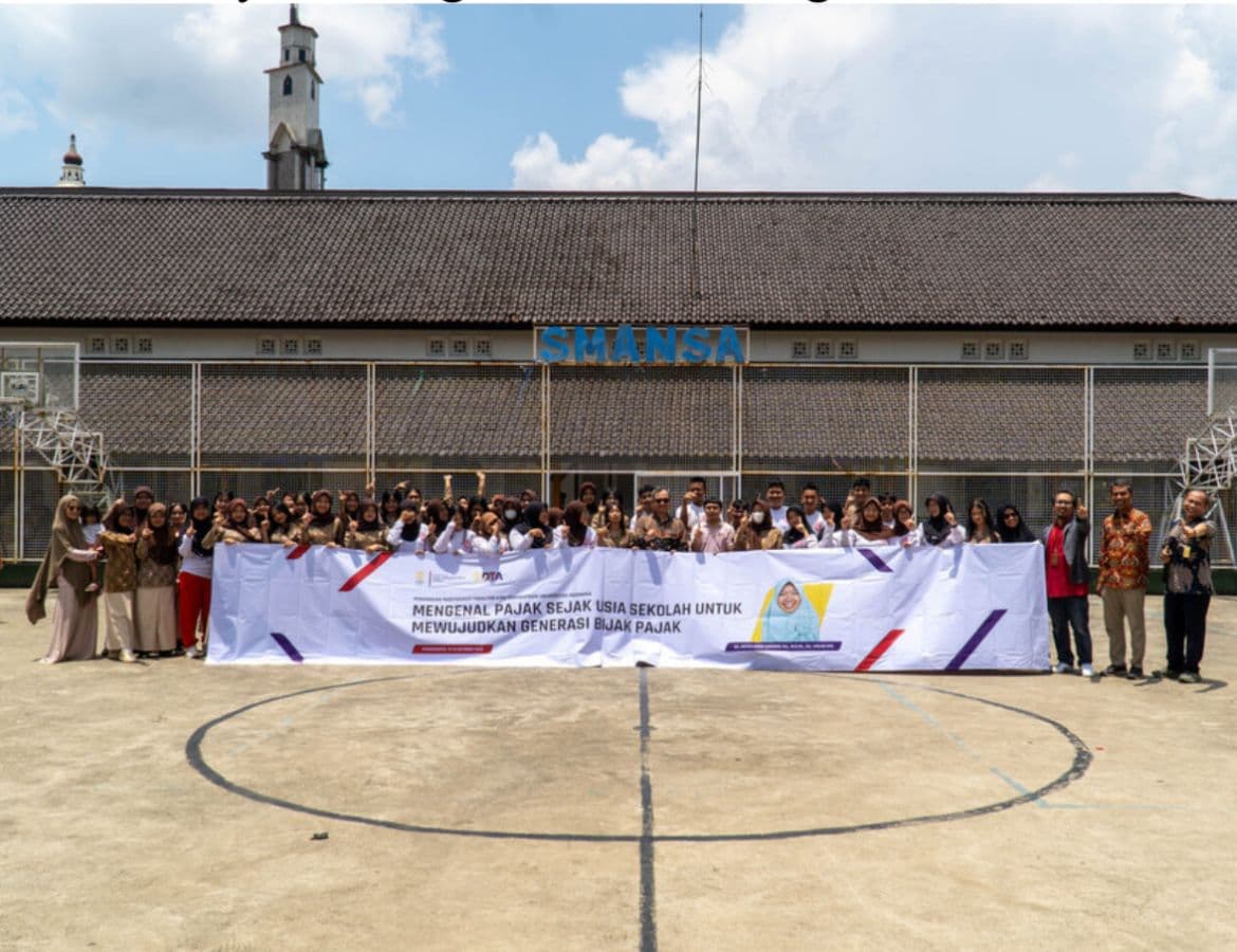 Dosen UI memberikan materi pajak kepada siswa SMAN 1 Purwokerto